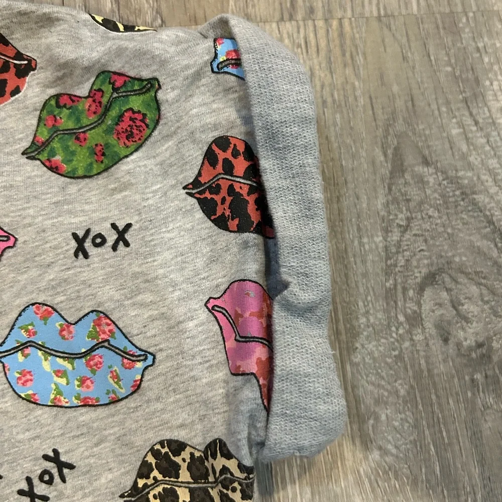 The Children's Place Gray Top with Colorful Lips Design- girls size 10